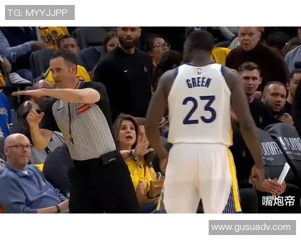 勇士赛场突发小插曲裁判冷静应对妥善处理比赛局势 勇士赛场突发小插曲裁判冷静应对妥善处理比赛局势