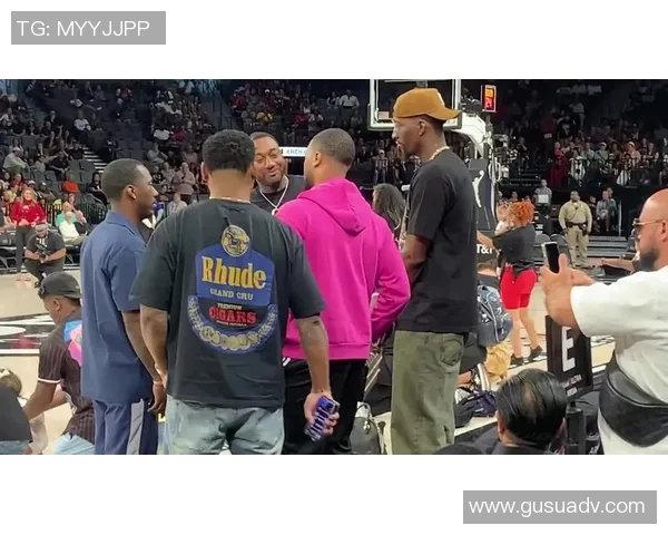 镜头捕捉:利拉德赛场小动作引发热议 镜头捕捉:利拉德赛场小动作引发热议