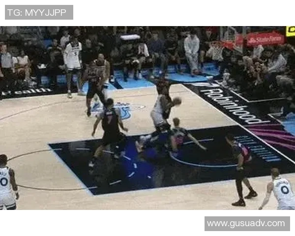 镜头捕捉:独行侠赛场小动作引发热议 镜头捕捉:独行侠赛场小动作引发热议