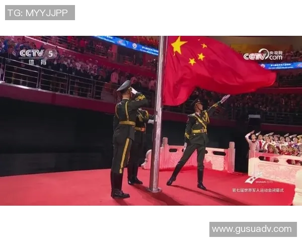 中国运动员披国旗出征奥运赛场 高唱国歌激昂奋进震撼全场